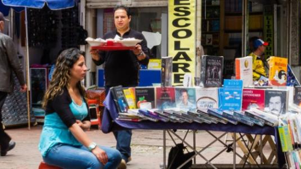 Vendedora en la calle en el centro de Bogotá (Colombia)