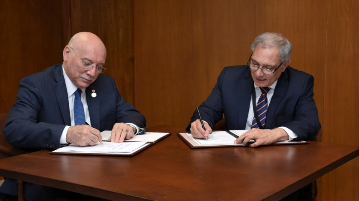 Chanceler do Paraguai, Emb. Eladio Loizaga, assina acordo do Mercosul com o Presidente Executivo do FONPLATA, Juan E. Notaro.