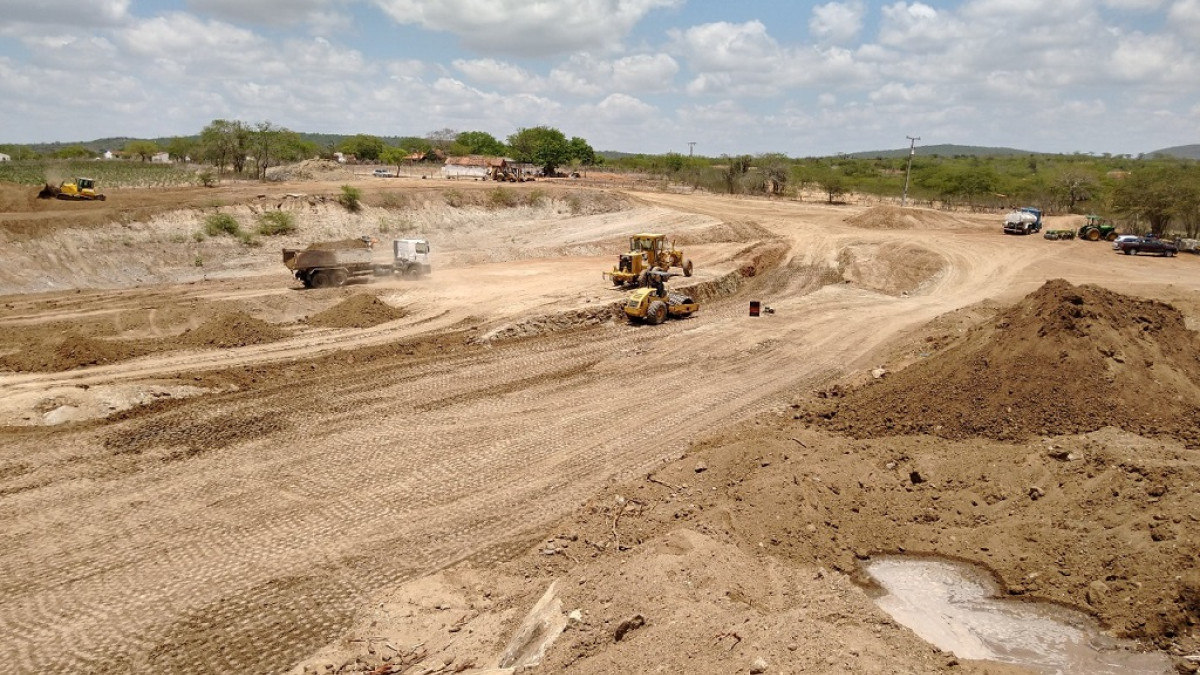 Maquinaria de la municipalidad en la zona de obra 